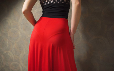 Teasecombo 4K: Heiße milf in engem kleid neckt sichtbare höschen-linie