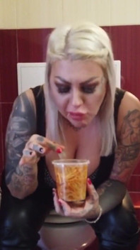Loira tatuada milf come macarrão no banheiro