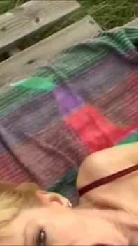 角質ブロンドとの屋外セックス