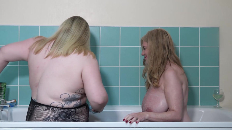 Dirty Doctors Clips - Mature British Lesbians: Strumpfhosen in der badewanne