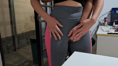 Gabi SweetCouplesStories: Masturbuje její stydké pysky na stole s pomocí souseda