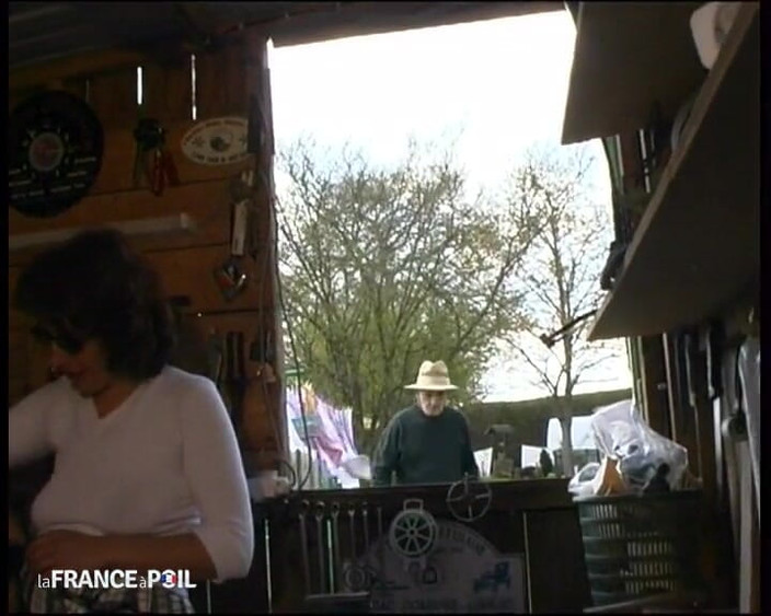 La France a Poil: 젊은 정원사와 파피에게 따먹히는 털이 무성한 미시 미시