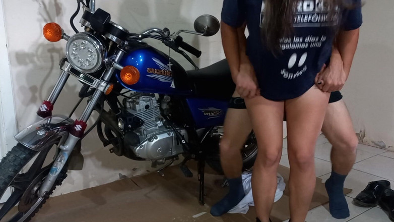 Martin13: 자전거에서 섹스를 한 다음 일어서서 섹스하는 방법에 대한 교훈을 주는 오토바이 정비공.