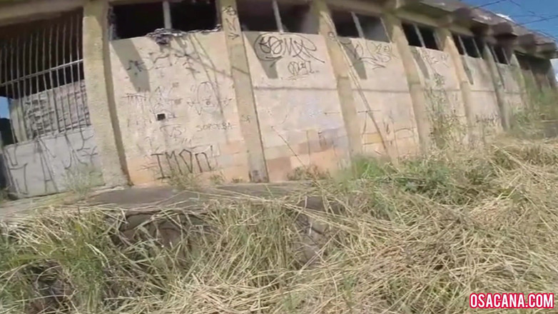 World Gay: 壁を飛び越えて揺れる小屋でオナニーしました