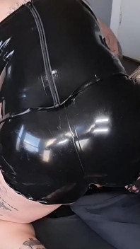 Vibrador provoca para esclava momificada
