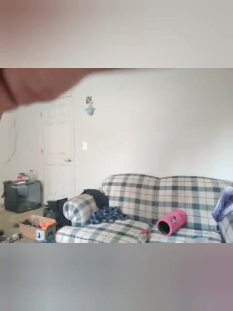 K8e Snow: Stylová zkouška a škádlení v outfitu s elegantním crossdresserem