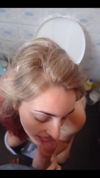 Sání jeho ptáka na záchodě
