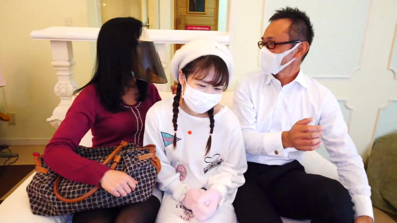 Raptor Inc: Nejstarší nevlastní dcera před svými rodiči