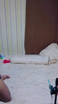 Wideo młodej dziewczyny w czarnym mundurze college'u to film młodej dziewczyny z czarnym kutasem.