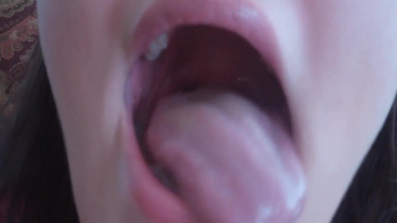 Sexy Amateurz: वह क्लोज अप में अपनी सुंदर जीभ दिखा रही है