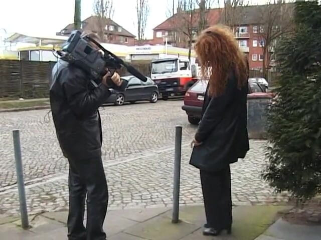 Lucky Cooch: Nóbská brunetka má rozhovor na ulici ve vintage německém videu