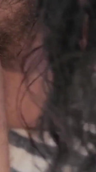 Un couple arabe amène un étalon à grosse bite pour les baiser