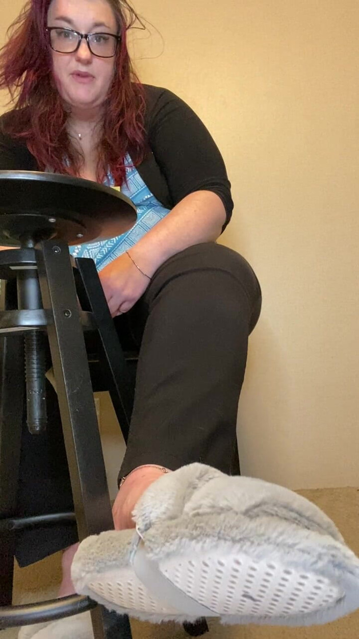 BellaBlast: Dominación de zapatillas: humillación de pies grandota como mi taburete...
