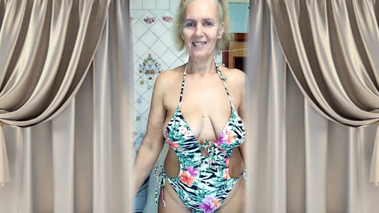Lukerya: Une Femme Mature Fait Un Strip-tease Dans La Cuisine