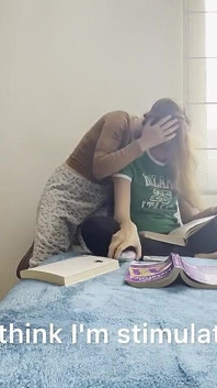 Dvě vysokoškolanky tvrdě šukají v místnosti