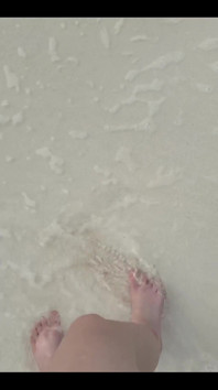 Běžím holýma nohama na bílém písku u oceánu