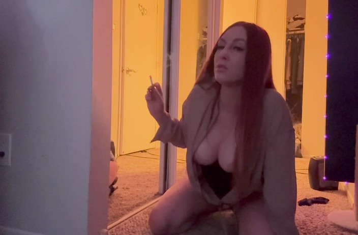 Artemisia Love: Artemisia sigara içiyor