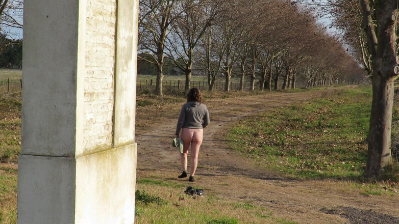 Milfcamsex: Patricia visite la ferme pour la première fois et se...