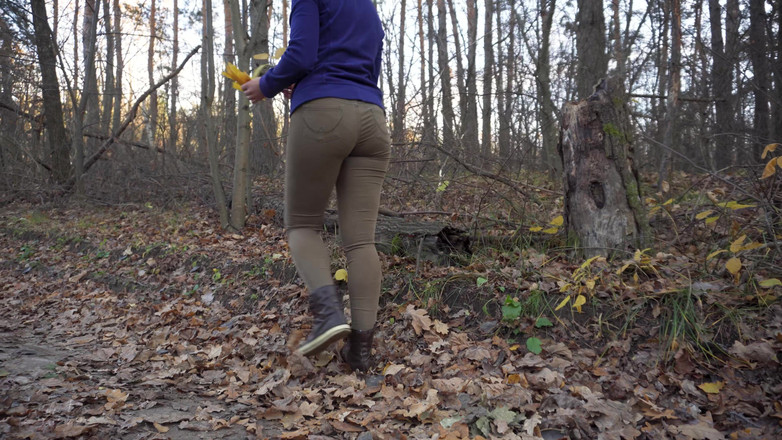 Teasecombo 4K: MILF berpantat besar dalam seluar jeans ketat berjalan fetish pantat...