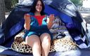 Mommy&#039;s fantasies: ग्रीष्मकालीन शिविर में खूबसूरत विशालकाय मम्मी अंडरवियर दिखा रही है