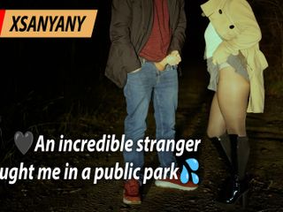 XSanyAny: Pria asing ini mergokin aku lagi masturbasi di taman umum
