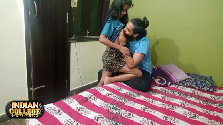 Hindi-Sex: Pacar india kurus berusia 18 tahun yang berair dientot sama cowok...