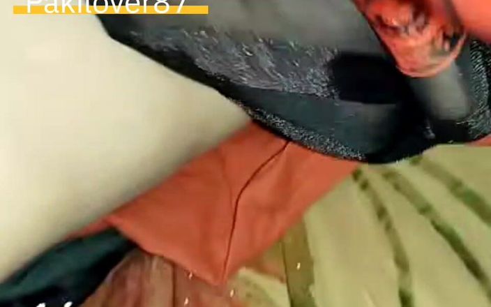 Paki Lover: Frumoasă mătușă în bluză roșie