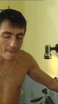 Milf caliente con grandes tetas follada y corrida en los pies por dos enormes pollas vintage