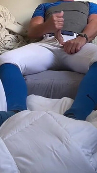 Il giocatore di baseball Alpha Jockdad87 si infila il suo sportivo nell'abbigliamento blu.