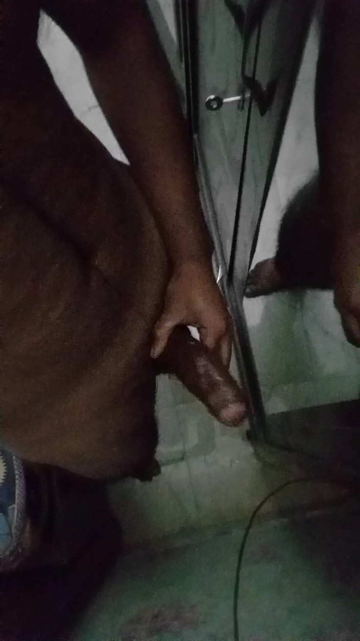 Raaz26d: デシの筋肉質な少年は、家に誰もいない時に鏡の前でオナニーをしていた