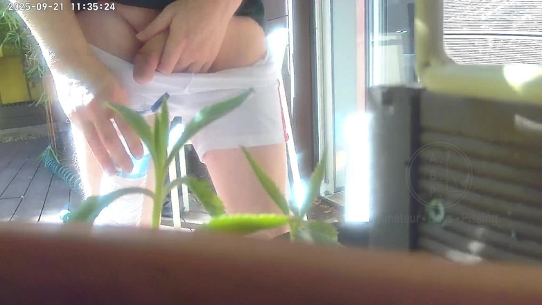 AmateurBoysPissing: Cậu bé tóc đỏ cố gắng đi tiểu trong một cái chai...