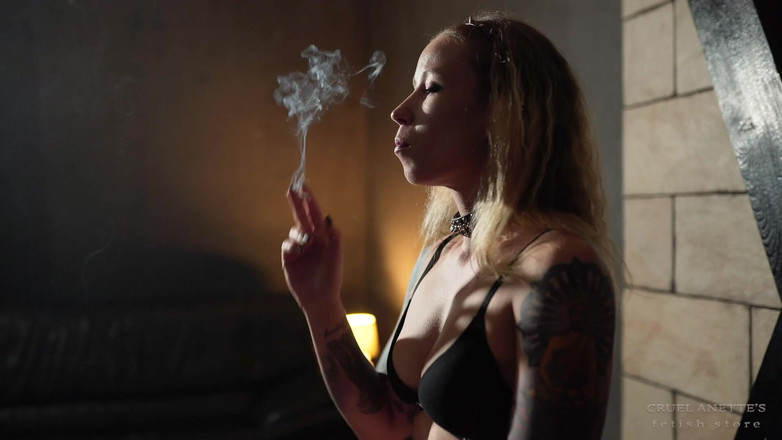 Cruel Anettes fetish world: Anette succhia il fumo