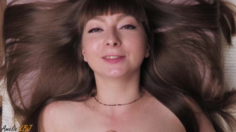 Amelie Dubon: Une fille suce un jouet sexuel et fantasme sur une...