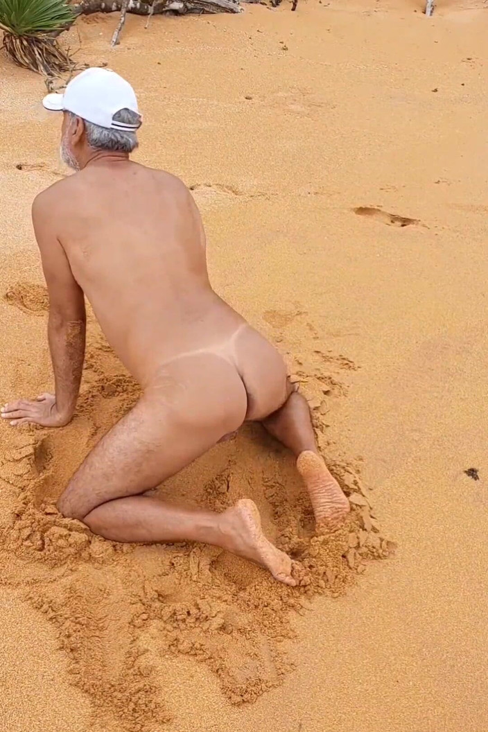Ladysilvas: Ladysilva nackt am strand Zeigt ihren gebräunten arsch mit einem...