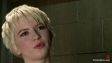 Electrosluts by Kink: 电穿戴式假