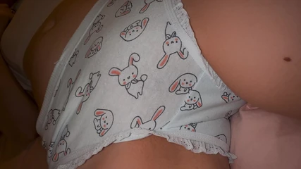 Stapdad szybko wbiegł do mojego pokoju i zrobił kilka z bliska strzały mojej cipki i butthole