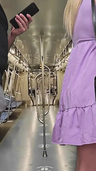 Fast von U-bahn-passagieren gesehen, wenn sie den schwanz eines fremden durch die hose berührt
