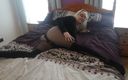 Horny vixen: Vrouw speelt met dildo in turnpakje