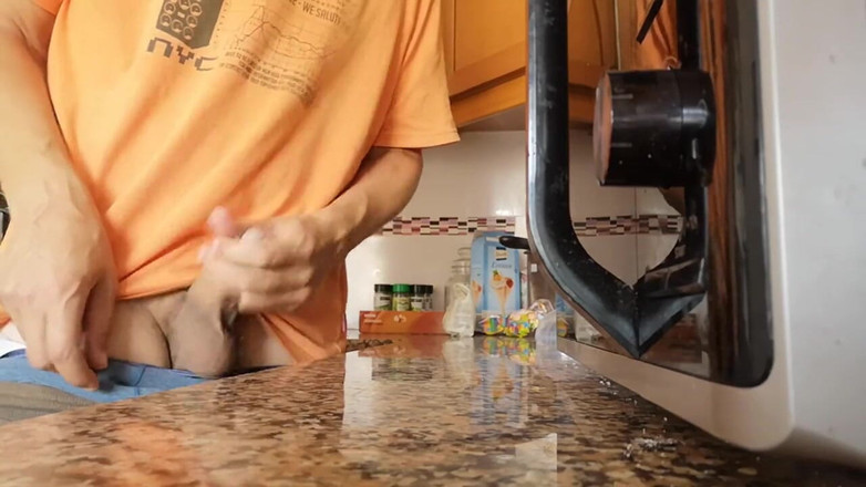 Rafael Torreano: Guardami sborrare sul bancone della cucina