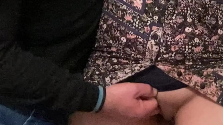 Niki studio: Sexy MILF si fa strofinare il clitoride in una metropolitana