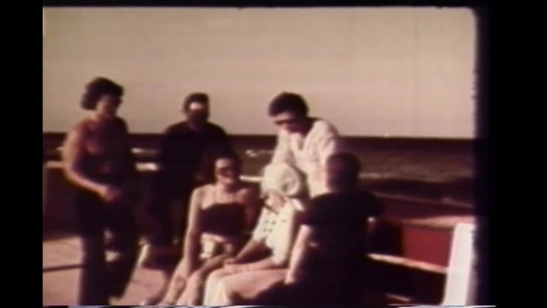 Vintage megastore: Profesoare frumoase retro cu pizdă păroasă futută în timpul vacanței (film complet)