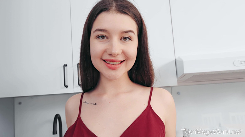 Teen Mega World: Gostosa esfrega buceta até o orgasmo