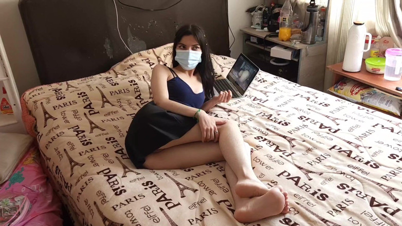 Jopy sex: Красивую сводную сестру в юбке трахают за просмотр порно на ее компьютере. Она наслаждается