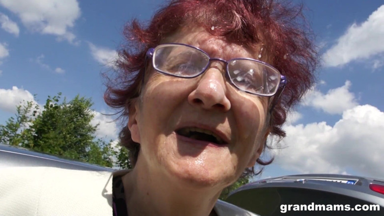 Grandmams: 80letá žena saje 18letého chlapa