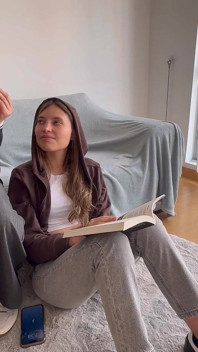 Två heta kvinnor som försöker nya saker