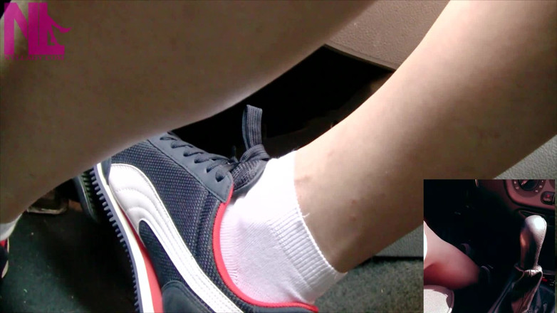 Nyllady: Вождения и накачка педалей в синих кроссовках Nike и белых носках
