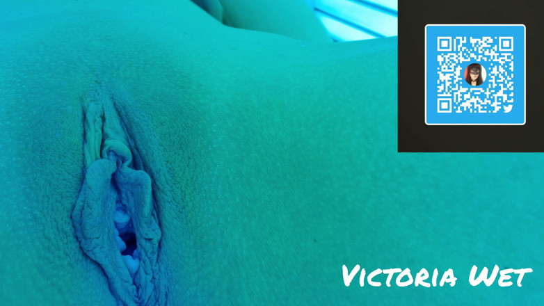 Victoria wet: Fingering memek ibu tiri di solarium