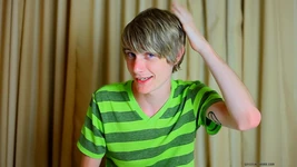 Preston Andrews e seus personagens hilários falam com a câmera