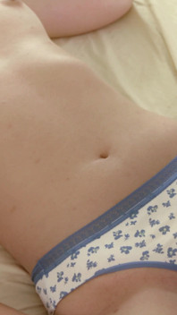 Asiatisk styvdotter låter mig gnugga hennes våta trosor och sedan knulla henne ... Stor spermasprut på fitta