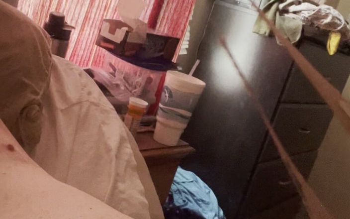 Royalpenis45: Cewek sange ini lagi asik merobek stoking ketatnya pakai celana...